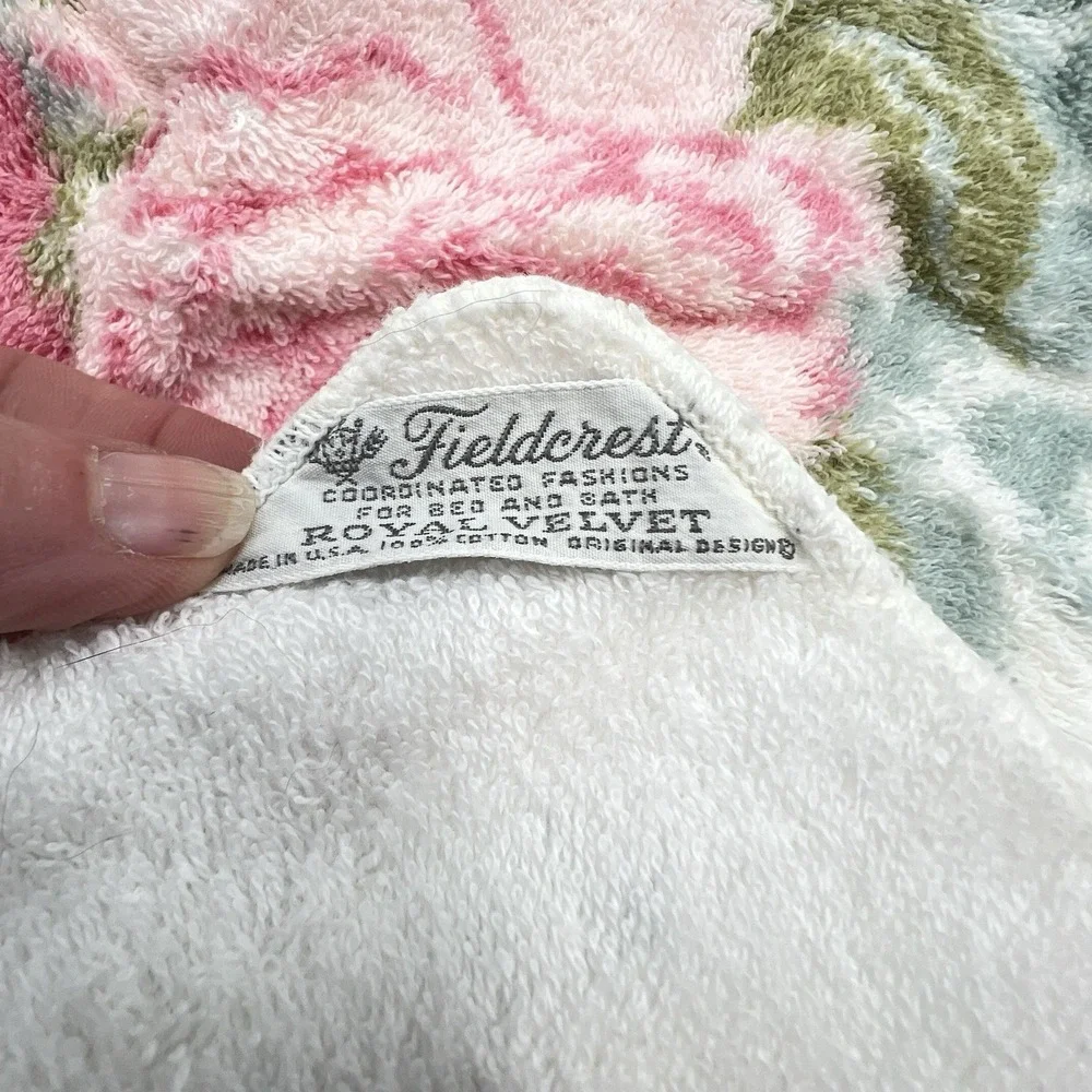 2 Vintage Fieldcrest Royal Velvet bath towels & Wash Cloths Roses 70s‎